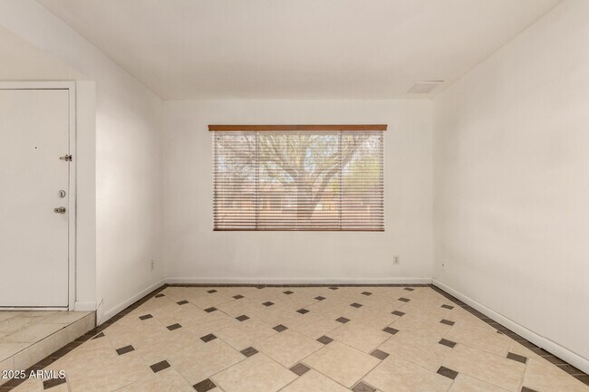 Building Photo - 5603 W Greenbriar Dr