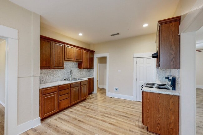 Building Photo - Available Mid-July! 3 Bedroom Home for Lea...