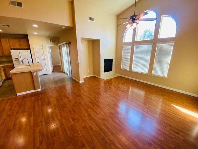 Building Photo - Gorgeous Condo on Sheldon