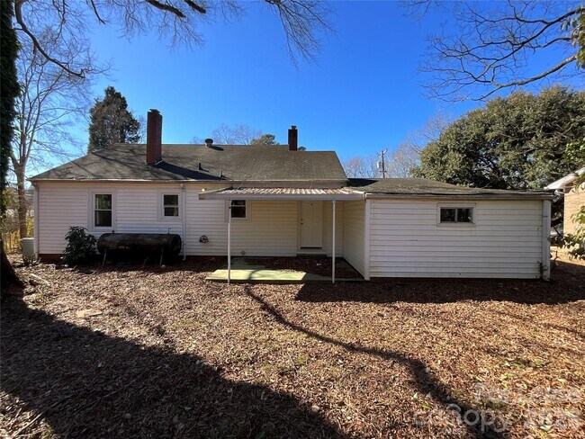 Building Photo - 611 Hoover Dr