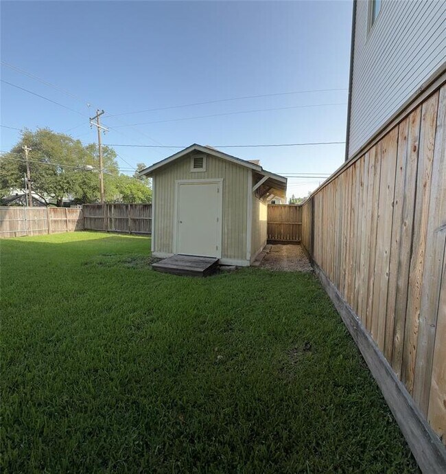Building Photo - 1245 Omar St