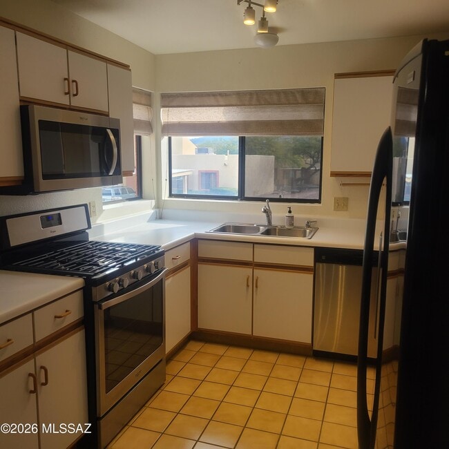 Building Photo - 624 S Cynthia Ave