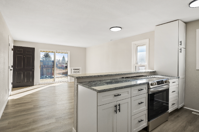 Building Photo - Completely Renovated Apartment!