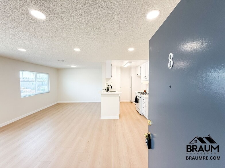 Building Photo - 14801 Delano St