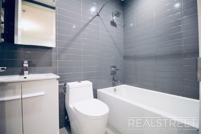 Building Photo - Large 2.5 Bed + LAUNDRY In Unit & Roof Deck!