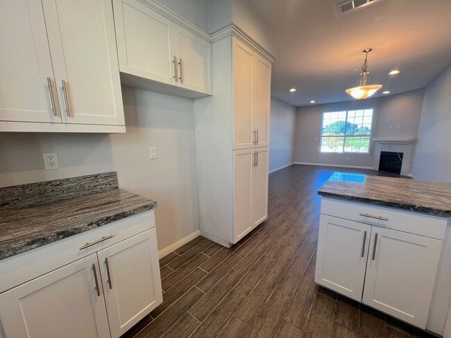 Building Photo - 4 Bedroom townhome available now in Cypress