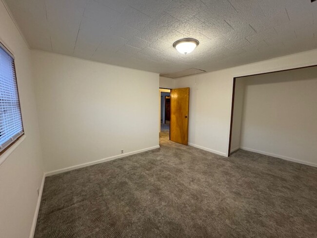 Building Photo - Spacious 3 bedroom, laundry, covered patio