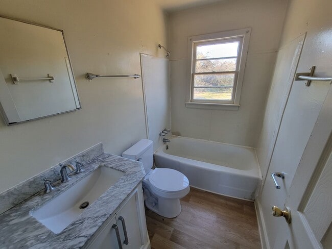 Building Photo - 3 Bedroom 1 Bathroom House