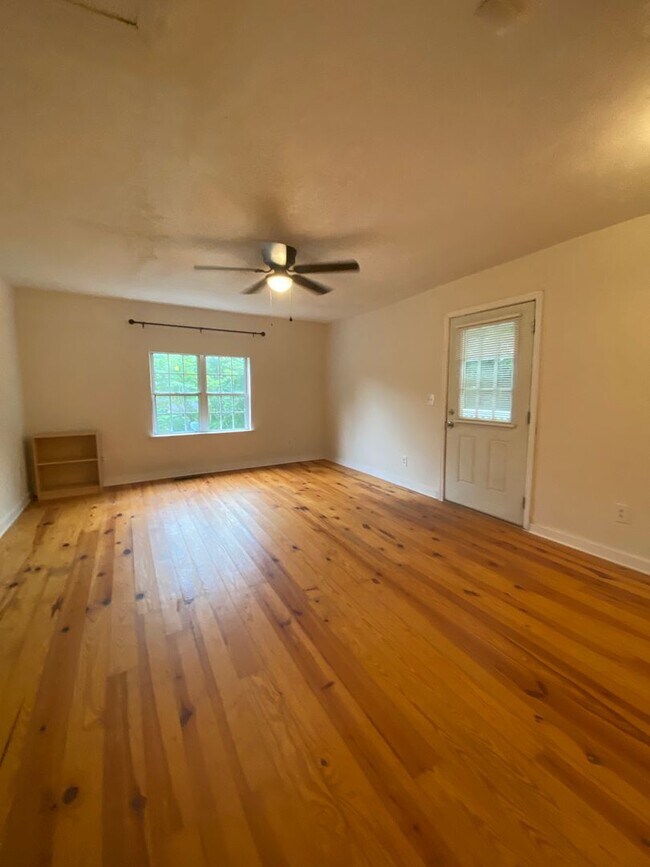 Building Photo - 2 Bedroom House with Fenced Backyard near ...