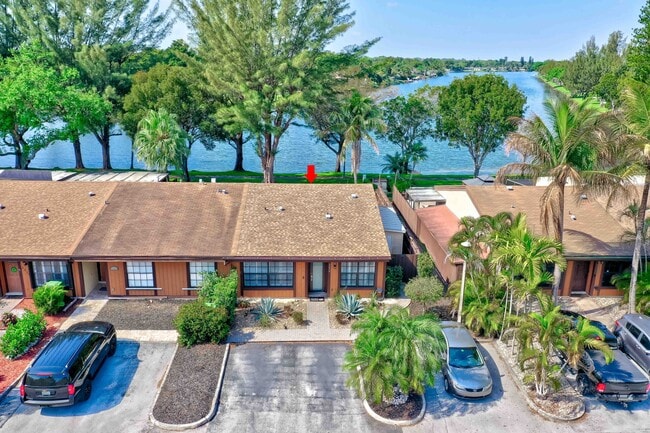 Building Photo - 2250 Buttonwood Ave