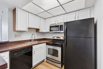 Building Photo - TWO BEDROOM ONE BATHROOM!! MOVE IN READY!! WATERFRONT COMMUNITY!!