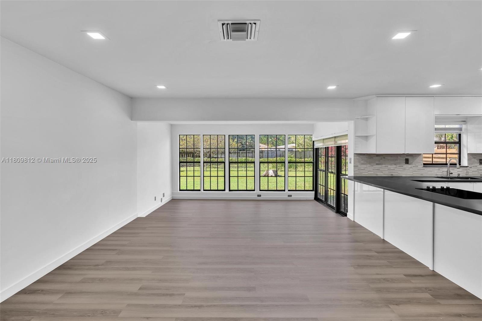 Building Photo - 418 S 57th Way