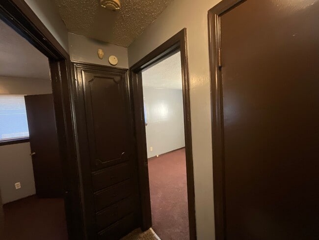 Building Photo - 3 bed, 1  bath, 1 car garage