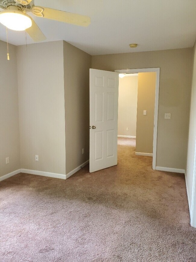 Building Photo - SPACIOUS 3 BEDROOM TOWNHOUSE FOR RENT IN GREENVILLE!