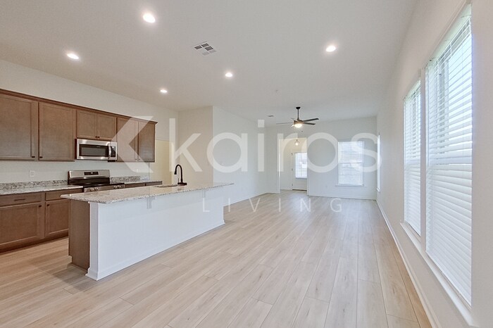 Building Photo - 121 Rainfall Ln