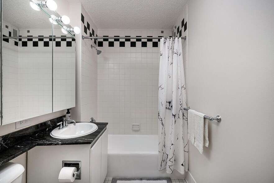 Building Photo - 420 E 92nd St