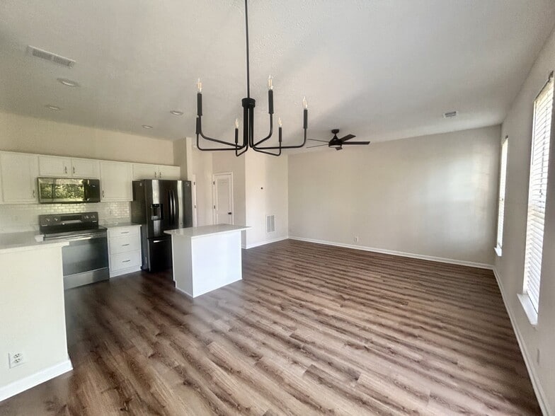 Building Photo - 1345 Bell Rd