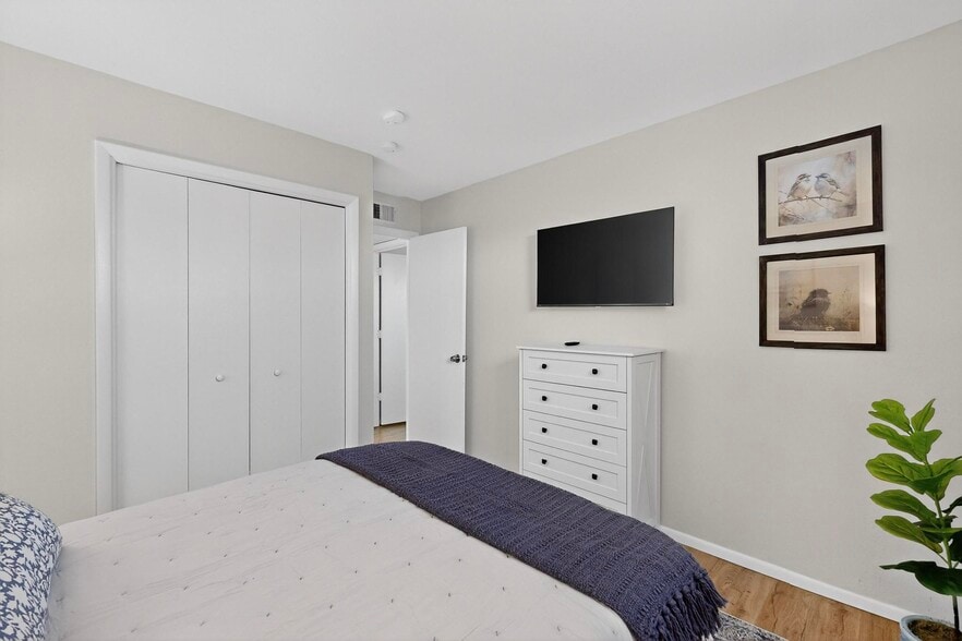 Building Photo - 6093 McKinney Dr NE