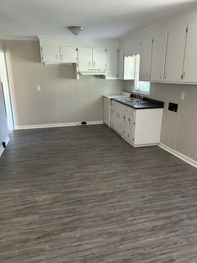 Building Photo - 3 bedroom, one bath house for rent