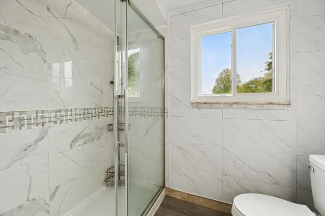 Building Photo - Move-In Ready 4 bedroom, 3 bathroom Home i...