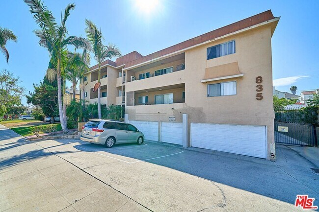 Building Photo - 835 S Norton Ave