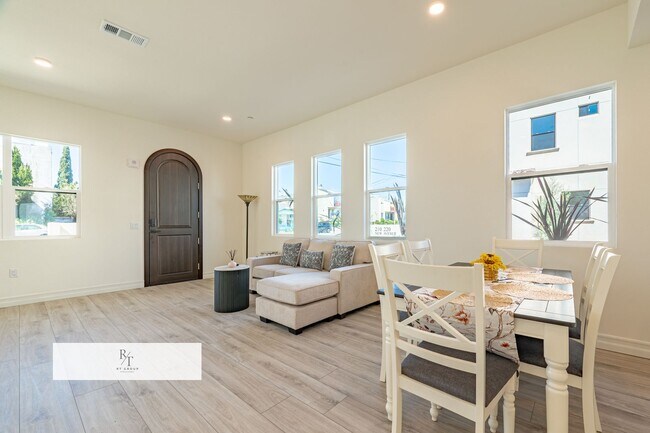 Building Photo - Whitmore Villa.