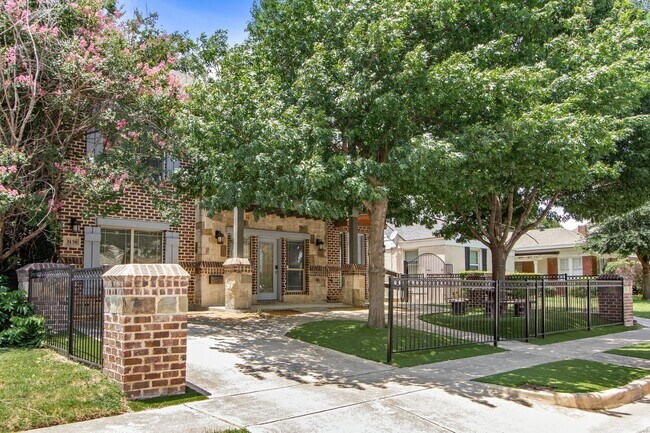 Building Photo - * MOVE IN SUMMER 7/25/2027 * 5 Bed 3 Bath Walk to TCU Light Housekeeping Included