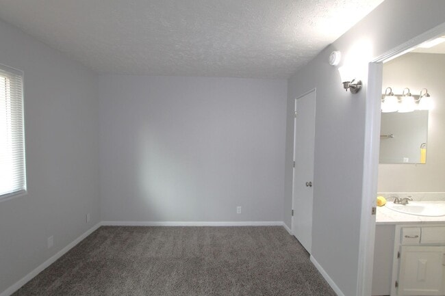 Building Photo - Great location and beautiful updates.  Pet friendly one bedroom in Bellevue.