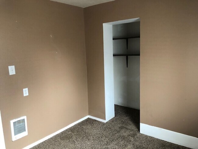 Building Photo - VINTAGE BUNGALOW NEAR CORBIN PARK AVAILABLE NOW!!