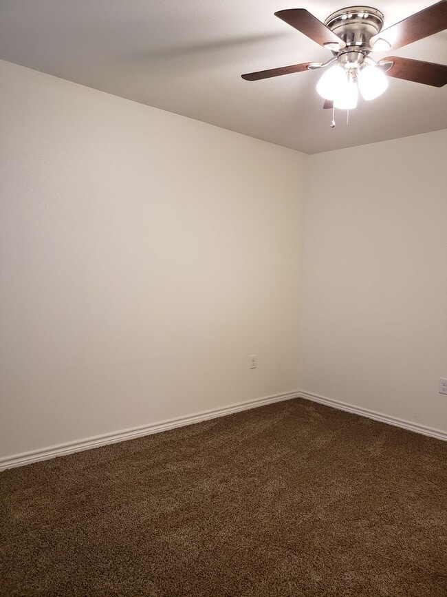 Building Photo - Spacious NISD home