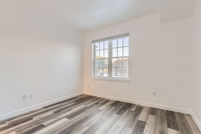 Building Photo - **Fully Updated 2-Bedroom Condo with New Appliances!**