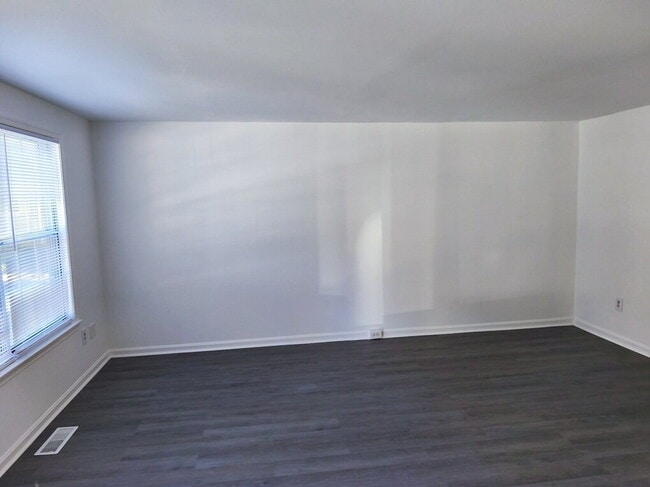 Building Photo - Spacious Alexandria Townhome in Convenient...