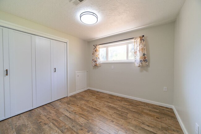 Building Photo - Rare 6 Bedroom Country Ranch Home – Dream Come True!