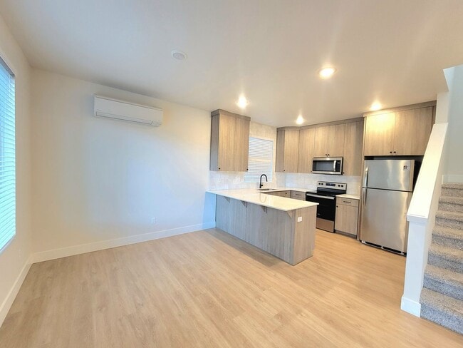 Building Photo - Modern Comfort in the Heart of SE Portland — 3 Bed, 2.5 Bath Home!