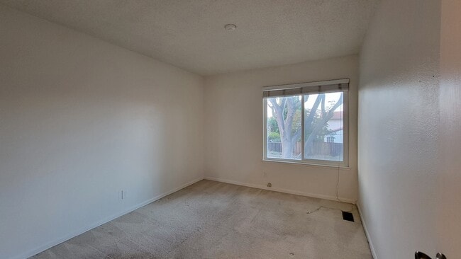 Building Photo - 4902 Lowry Rd