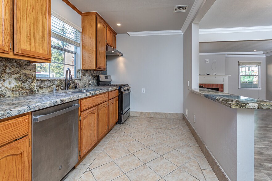 Building Photo - 1112 N Myers St