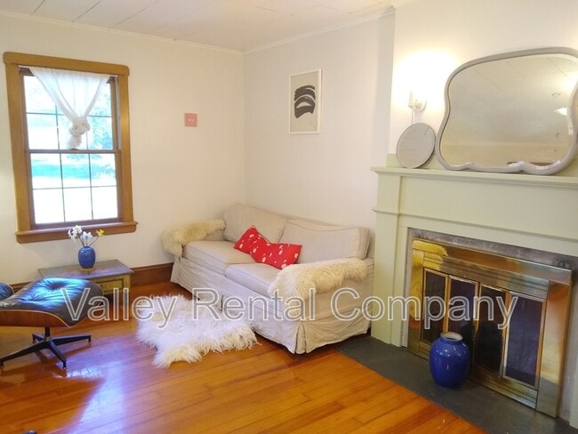 Building Photo - 323 Pelham Rd