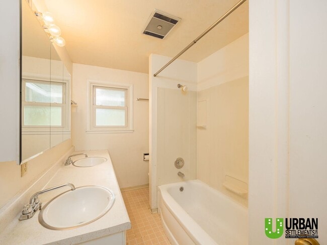 Building Photo - For Rent – Spacious 5 Bedroom Home in Spokane Valley