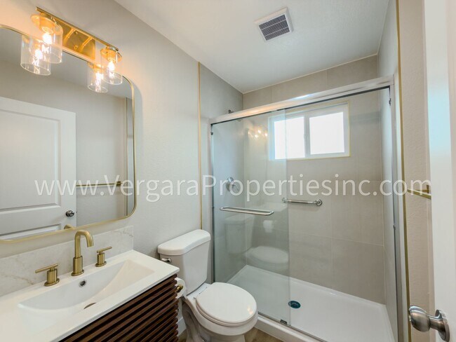 Building Photo - 1136 Gian Dr