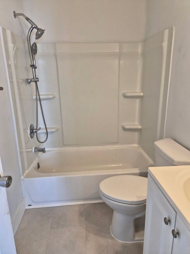 Building Photo - Freshly updated 2-bedroom unit, $1,399.00, Southbridge neighborhood, Wilmington