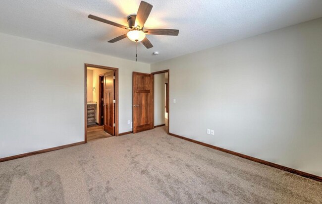 Building Photo - 419 Sierra Pl