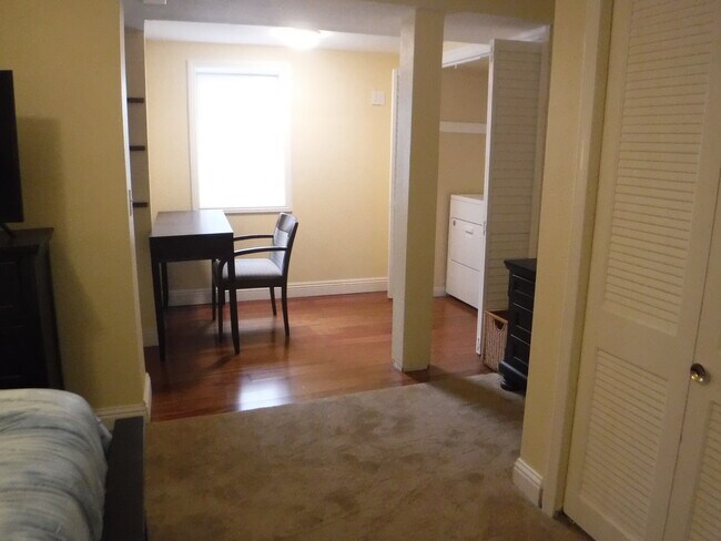 Building Photo - 1053 Park Ave