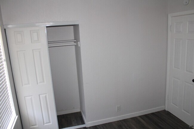 Building Photo - 130 Aster Ct