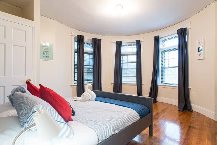 Building Photo - 1249 Beacon St