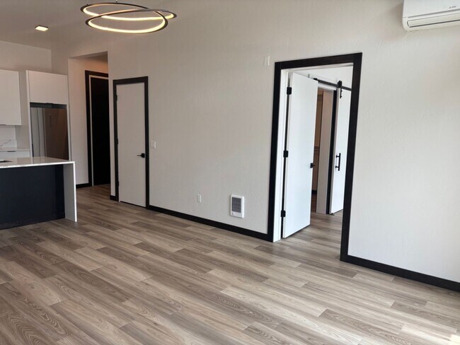 Building Photo - Modern Midtown Living | 2 Bed, 2 Bath Near...