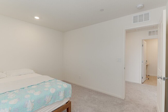 Building Photo - SPACIOUS 4BEDROOM 3BATH HOME IN INSPIRADA