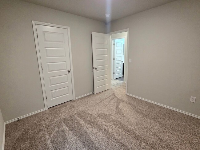 Building Photo - 9704 Saddle Dr