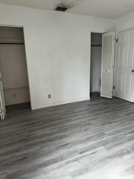Building Photo - 5140 NE 3rd Ave