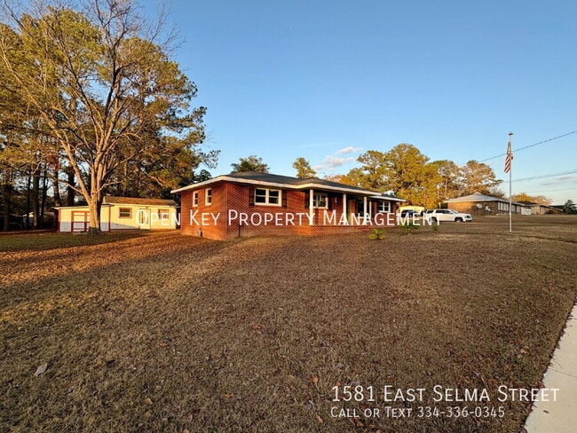 Building Photo - 1581 E Selma St