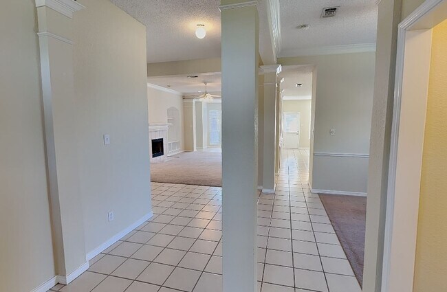 Building Photo - Move-In Special: $500 off the first full m...